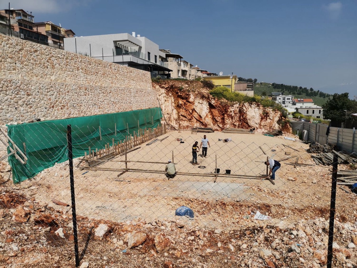 רפסודת יסוד: סימון, תבניות והכנת הברזל לפני יציקה.